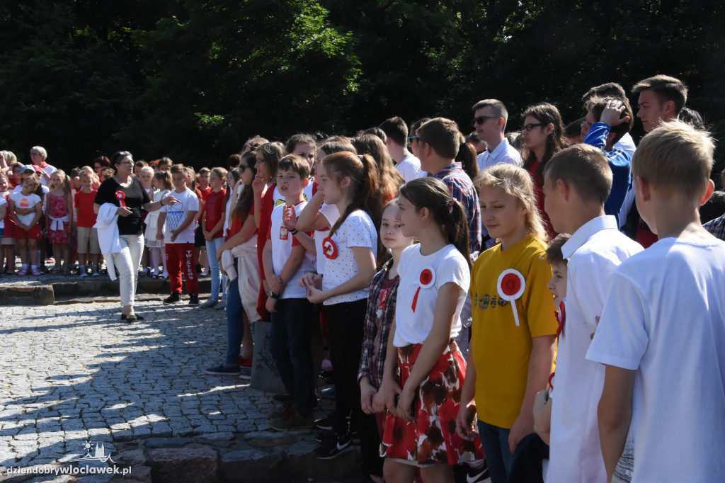 Uczniowie i nauczyciele złożyli kwiaty