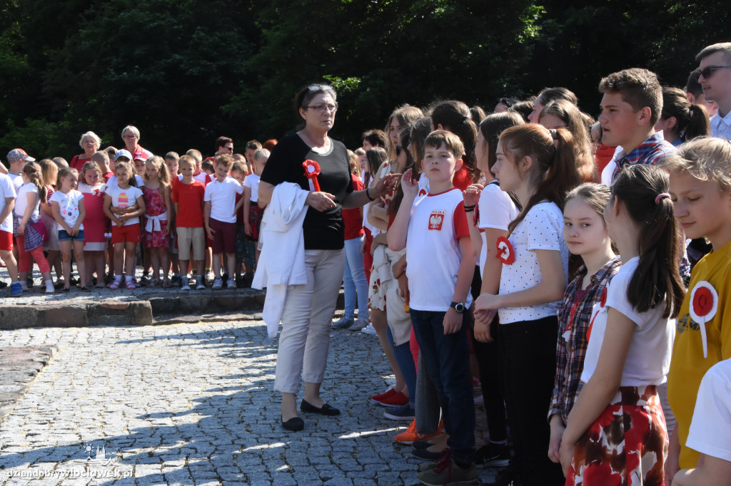 Uczniowie i nauczyciele złożyli kwiaty