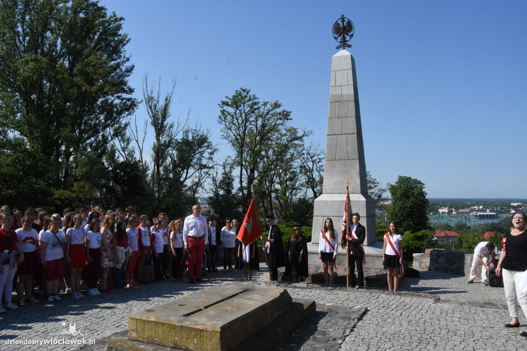 Uczniowie i nauczyciele złożyli kwiaty