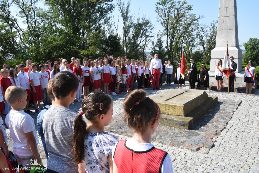 Uczniowie i nauczyciele złożyli kwiaty