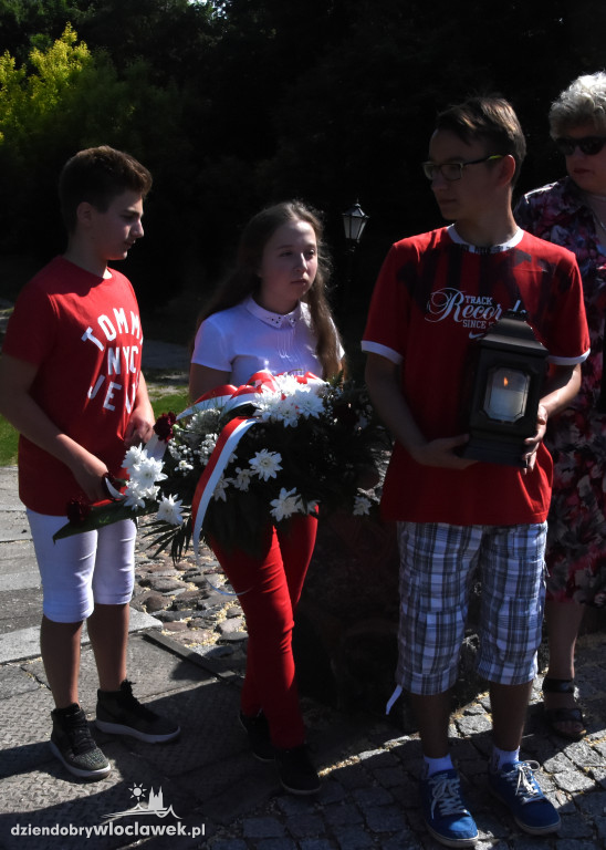 Uczniowie i nauczyciele złożyli kwiaty