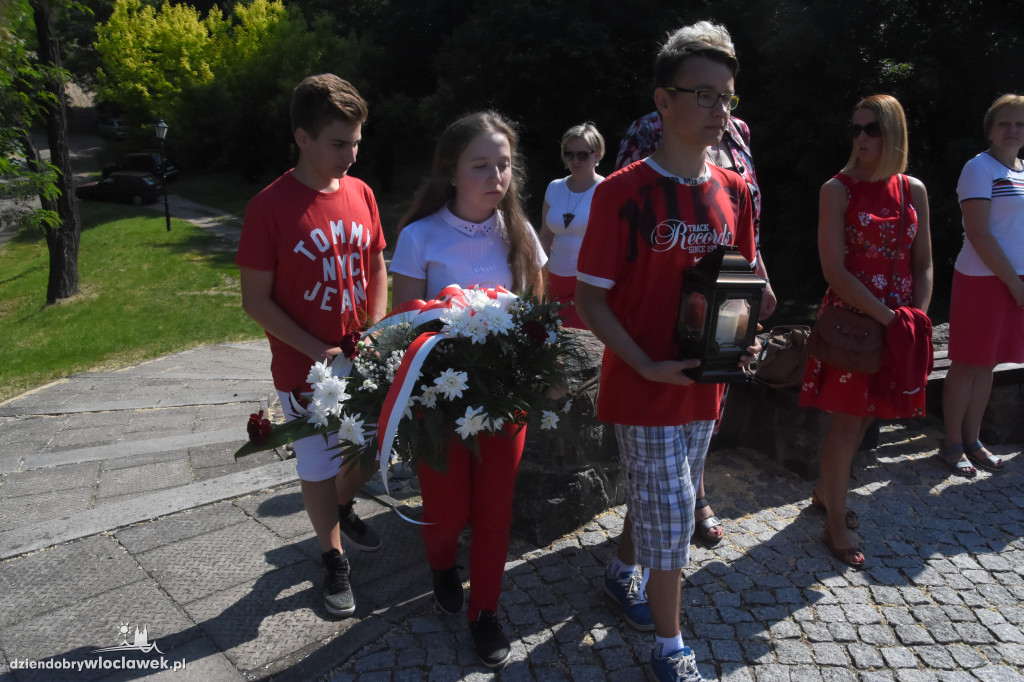 Uczniowie i nauczyciele złożyli kwiaty