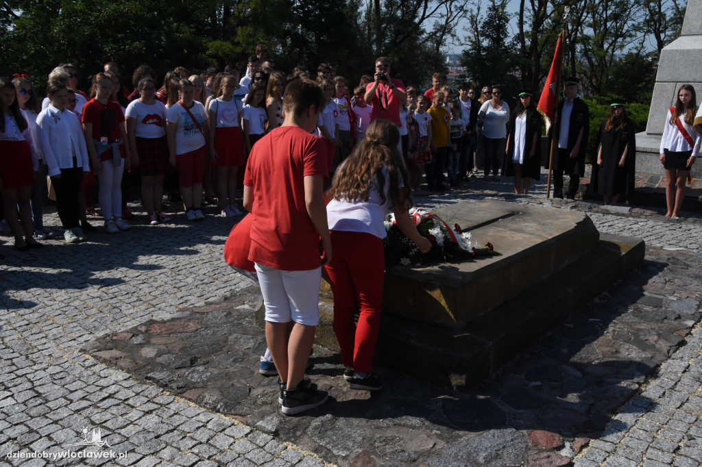 Uczniowie i nauczyciele złożyli kwiaty