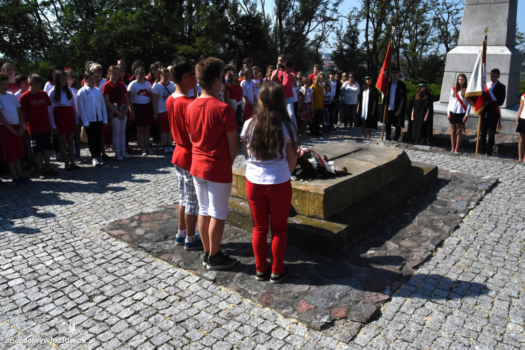 Uczniowie i nauczyciele złożyli kwiaty