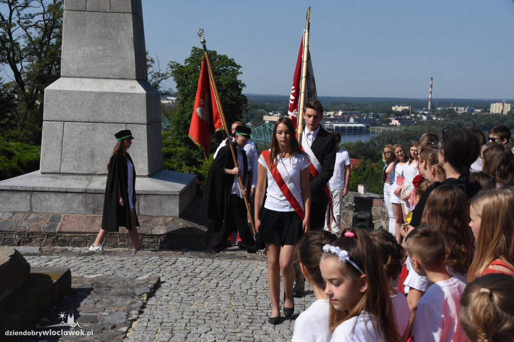 Uczniowie i nauczyciele złożyli kwiaty