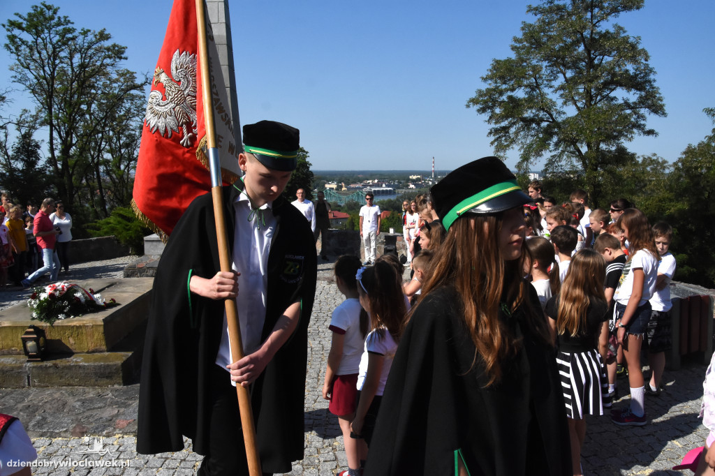 Uczniowie i nauczyciele złożyli kwiaty