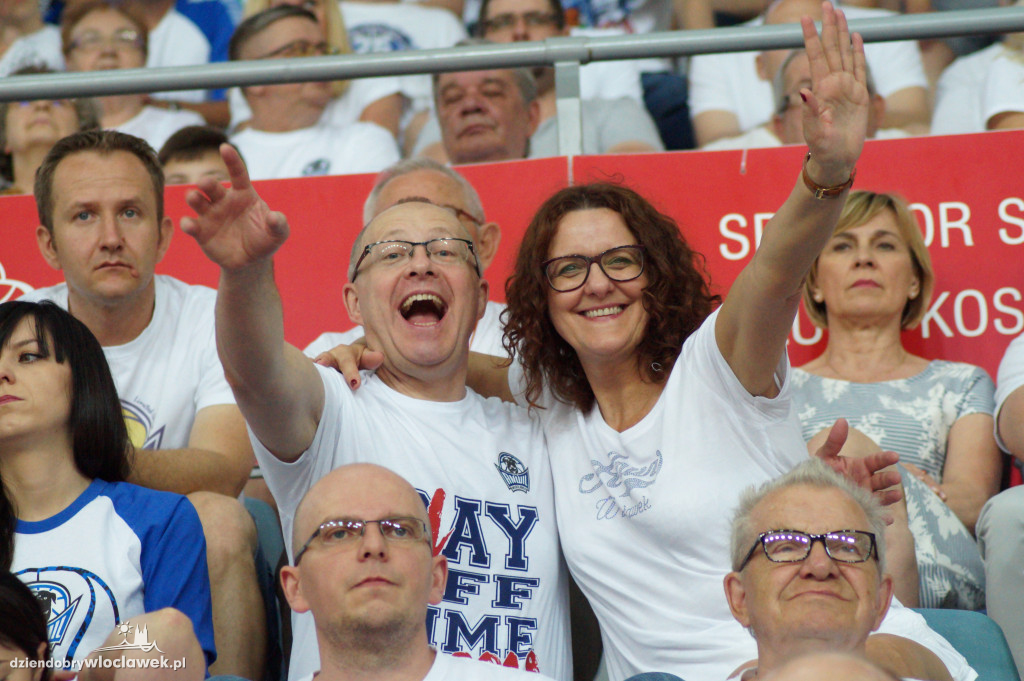 Kibice na drugium meczu finału
