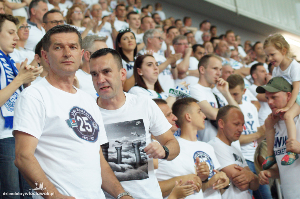Kibice na drugium meczu finału