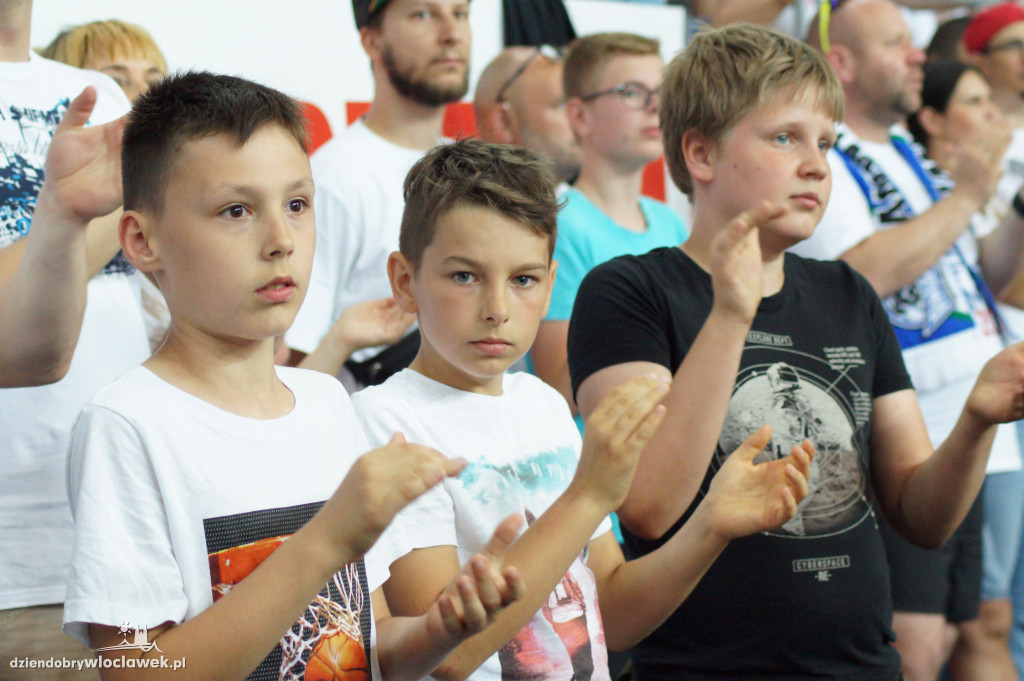 Kibice na drugium meczu finału