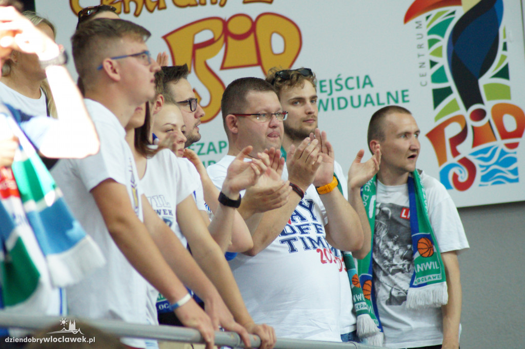 Kibice na drugium meczu finału