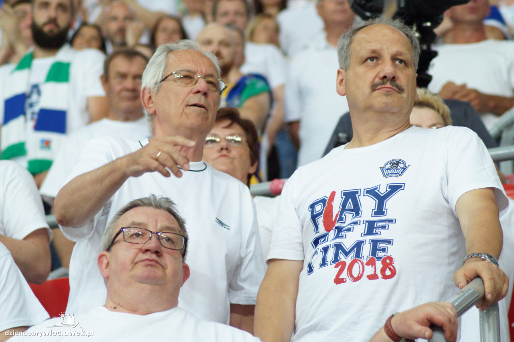 Kibice na drugium meczu finału
