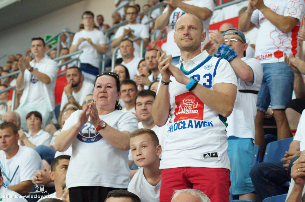 Kibice na drugium meczu finału