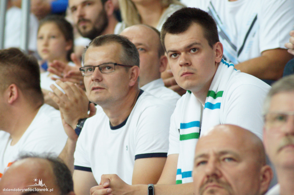 Kibice na drugium meczu finału
