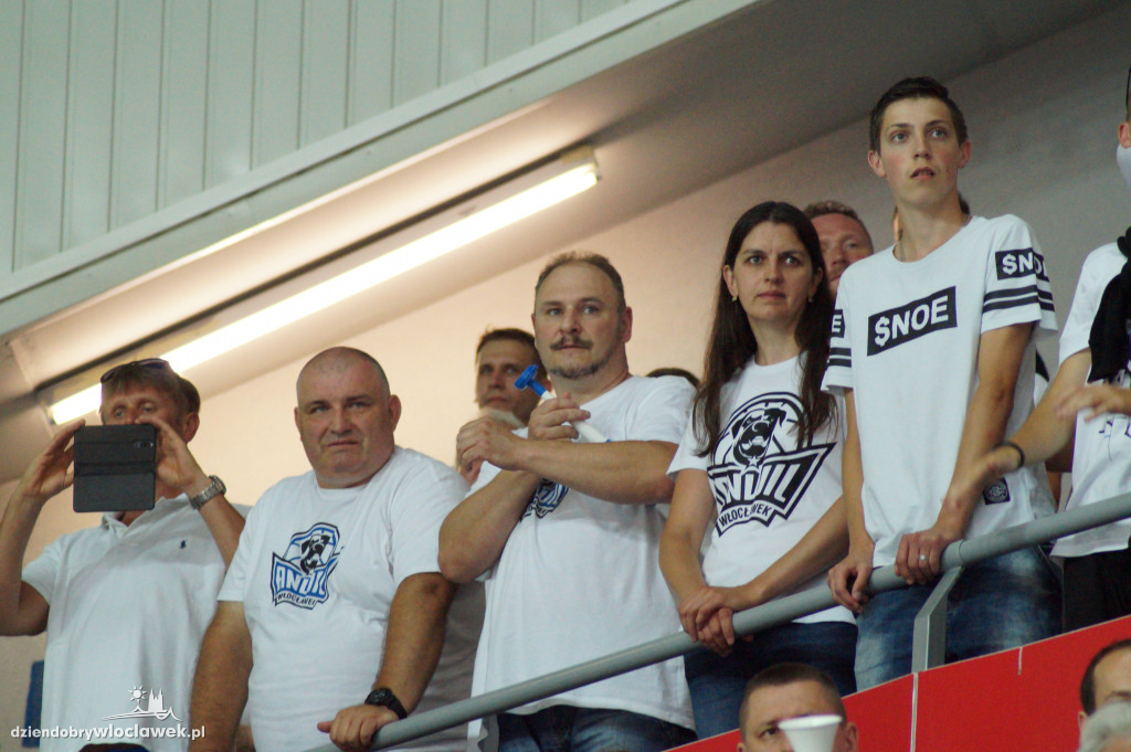 Kibice na drugium meczu finału
