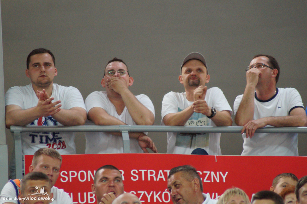 Kibice na drugium meczu finału