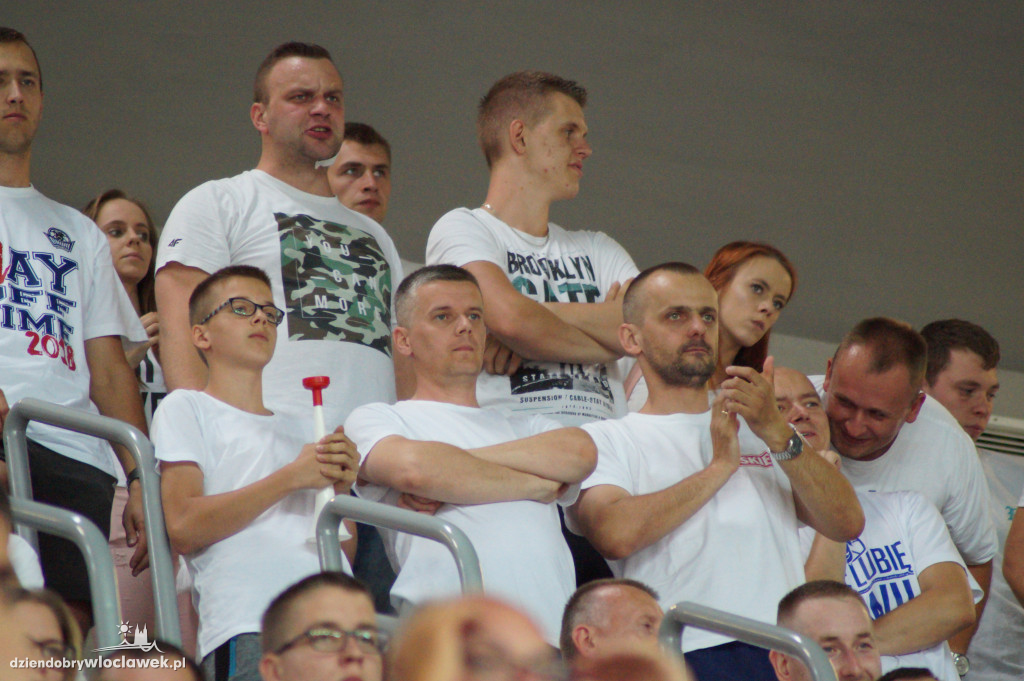 Kibice na drugium meczu finału
