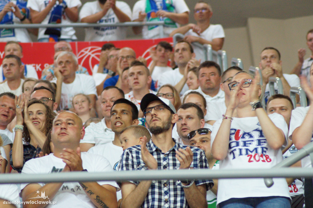 Kibice na drugium meczu finału