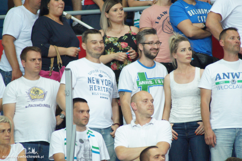 Kibice na drugium meczu finału