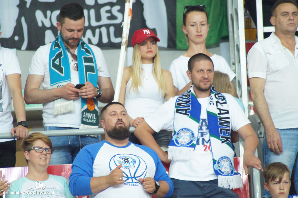 Kibice na drugium meczu finału