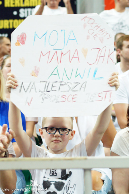 Kibice na drugium meczu finału