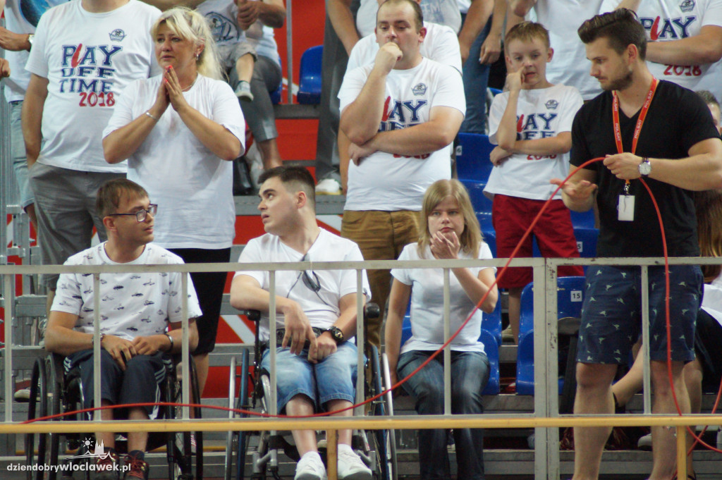 Kibice na drugium meczu finału