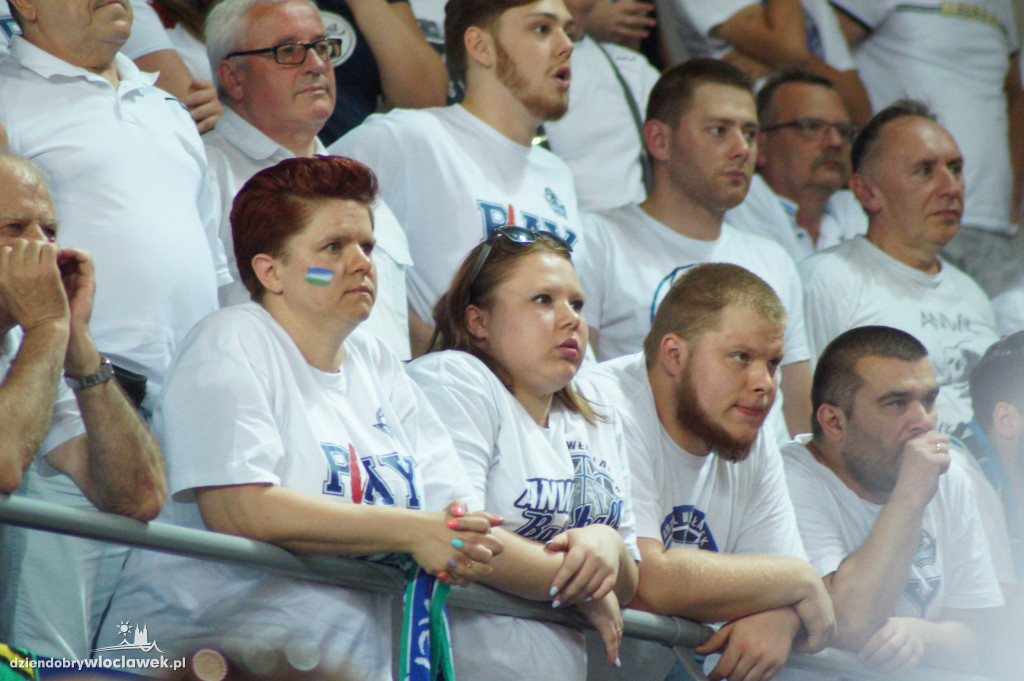 Kibice na drugium meczu finału