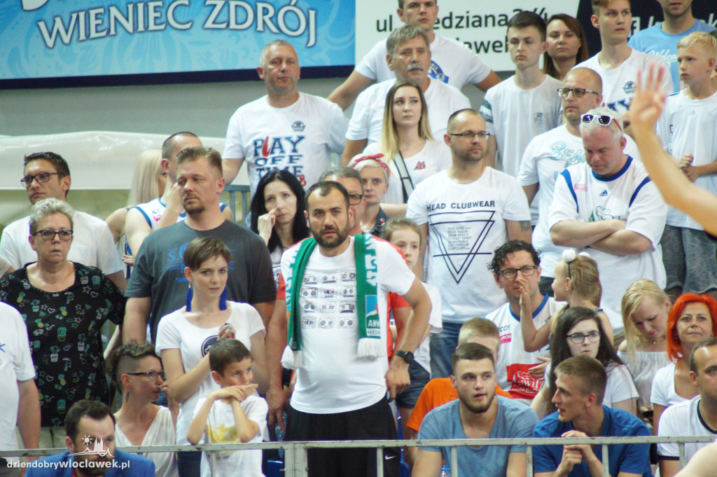 Kibice na drugium meczu finału