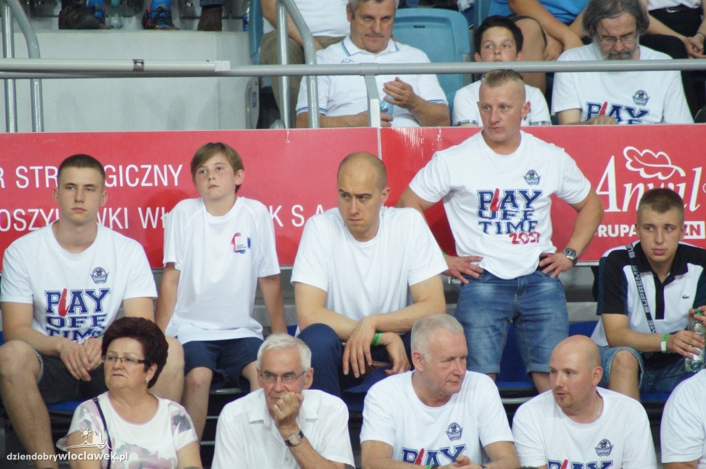 Kibice na drugium meczu finału