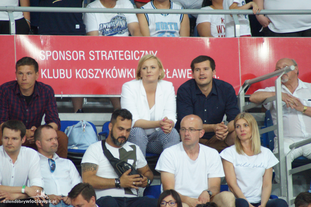 Kibice na drugium meczu finału