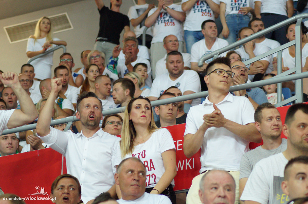 Kibice na drugium meczu finału