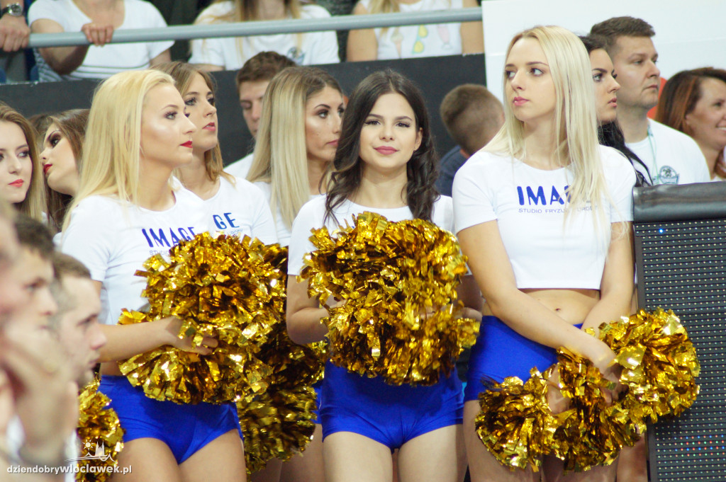 Cheerleaderki na drugim meczu finału