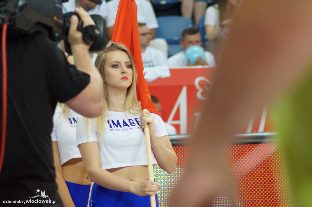 Cheerleaderki na drugim meczu finału