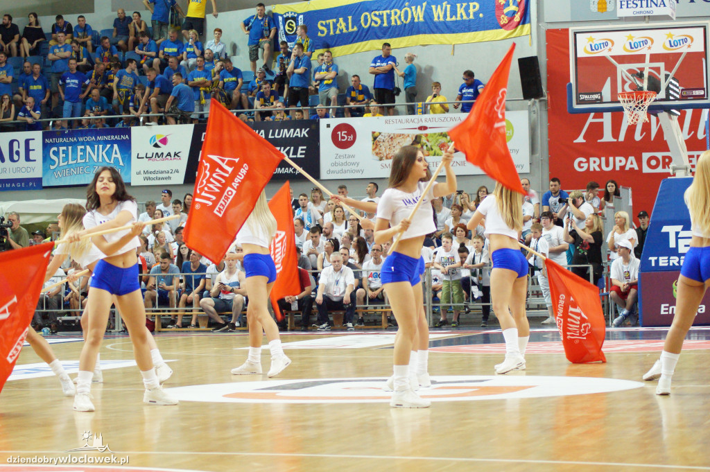 Cheerleaderki na drugim meczu finału