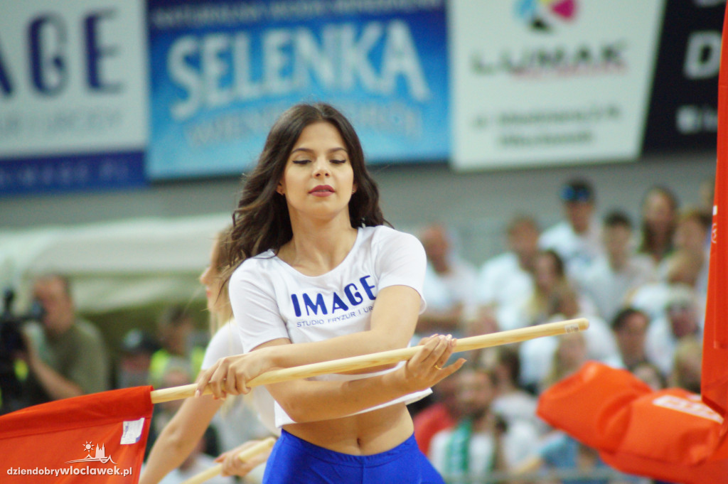 Cheerleaderki na drugim meczu finału