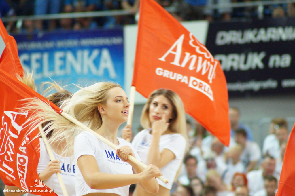 Cheerleaderki na drugim meczu finału