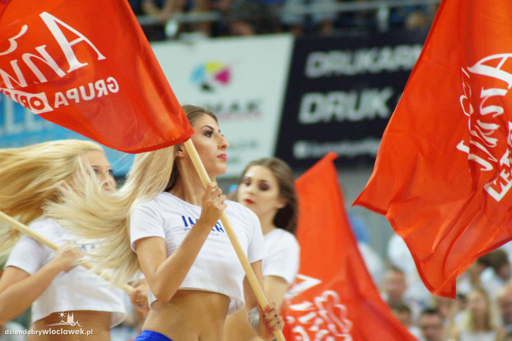 Cheerleaderki na drugim meczu finału