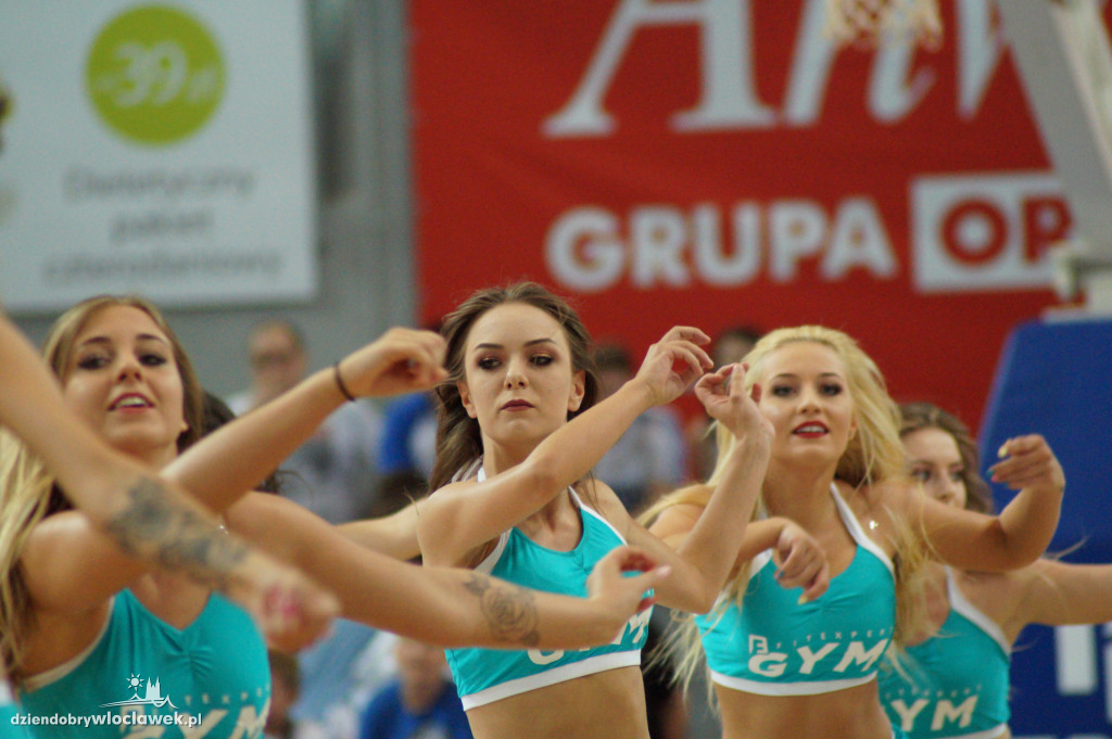Cheerleaderki na drugim meczu finału
