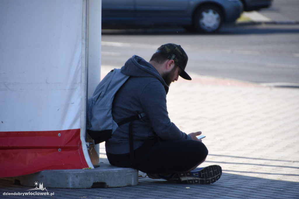 Kibice czekają na bilety na mecz Anwilu