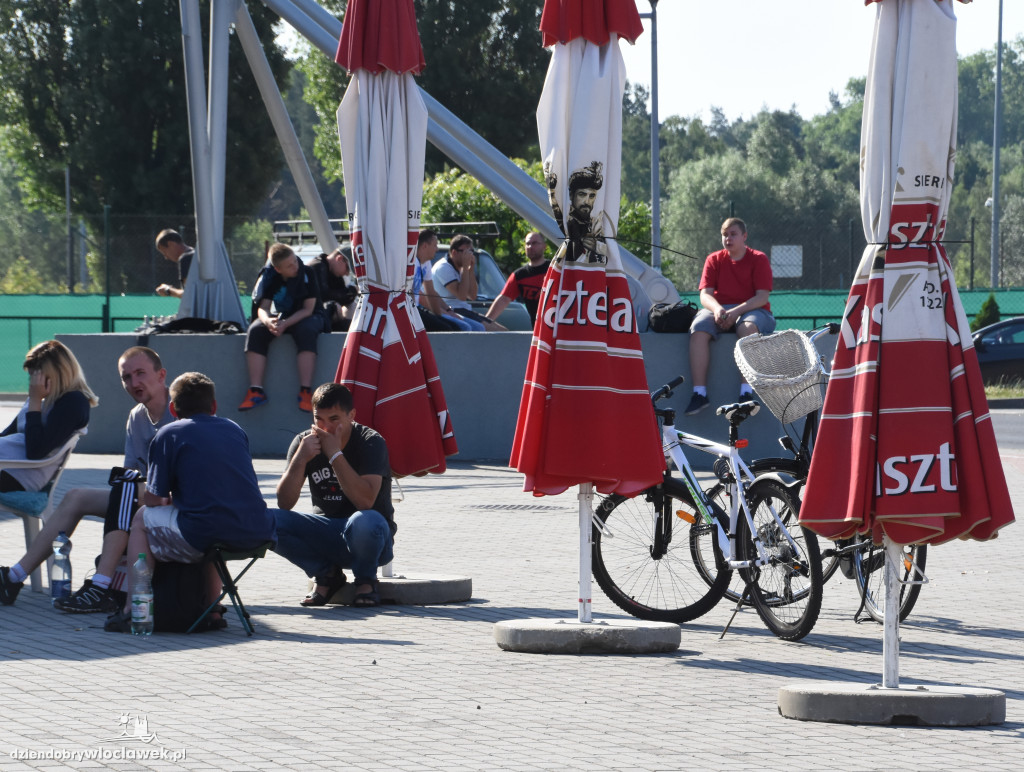 Kibice czekają na bilety na mecz Anwilu