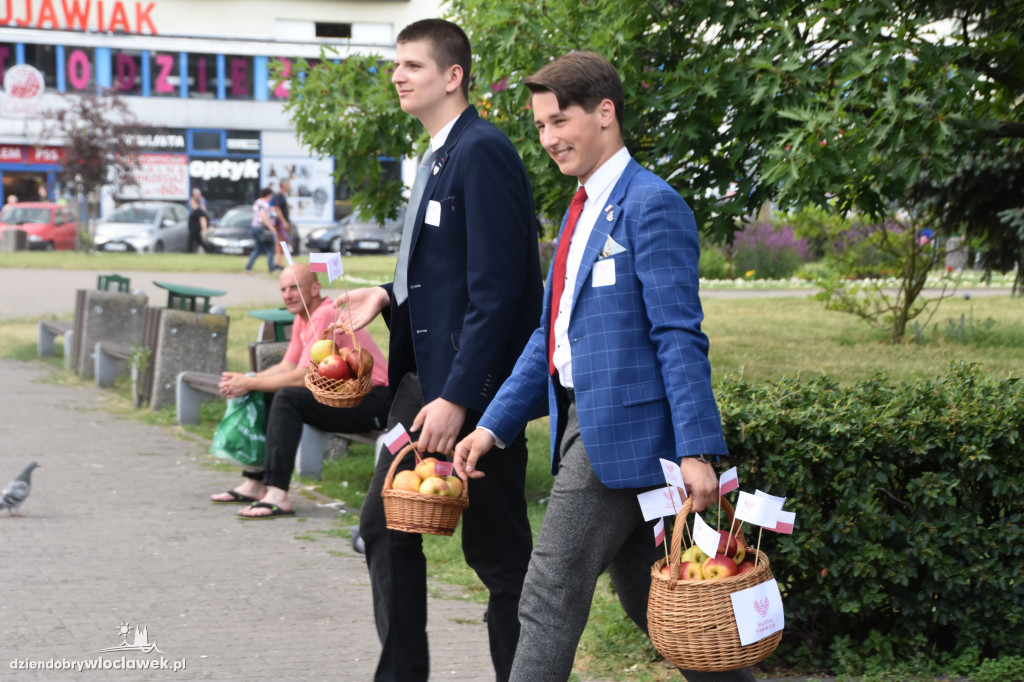 Młoda Prawica rozdawała jabłka