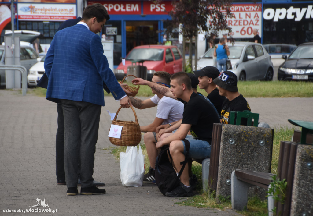 Młoda Prawica rozdawała jabłka