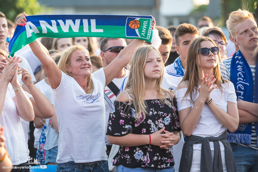 Feta kibiców w strefie przy Hali Mistrzów