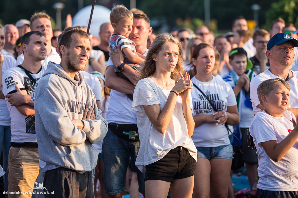 Feta kibiców w strefie przy Hali Mistrzów
