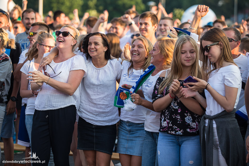 Feta kibiców w strefie przy Hali Mistrzów