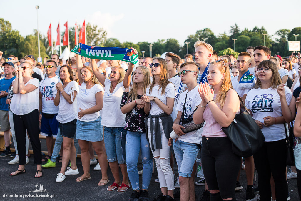 Feta kibiców w strefie przy Hali Mistrzów