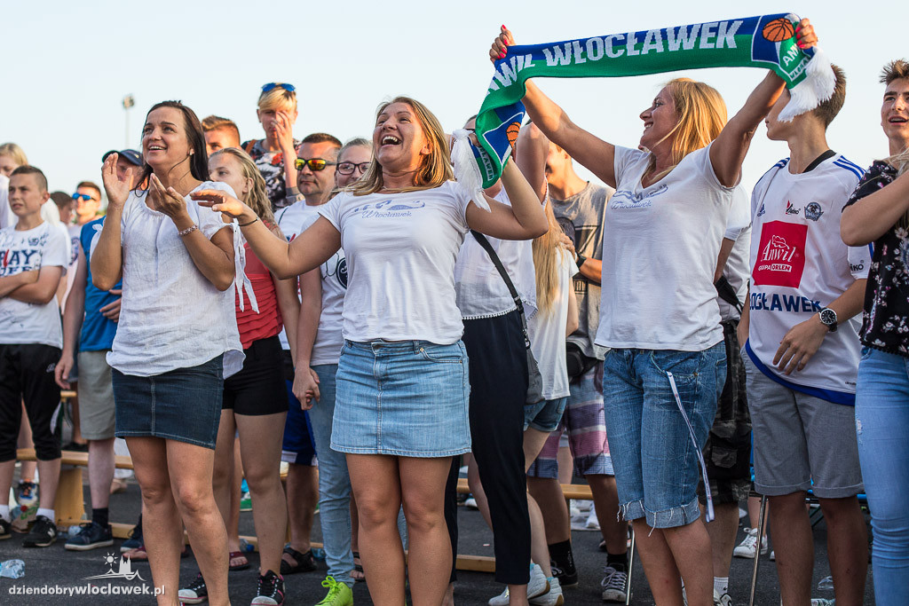 Feta kibiców w strefie przy Hali Mistrzów