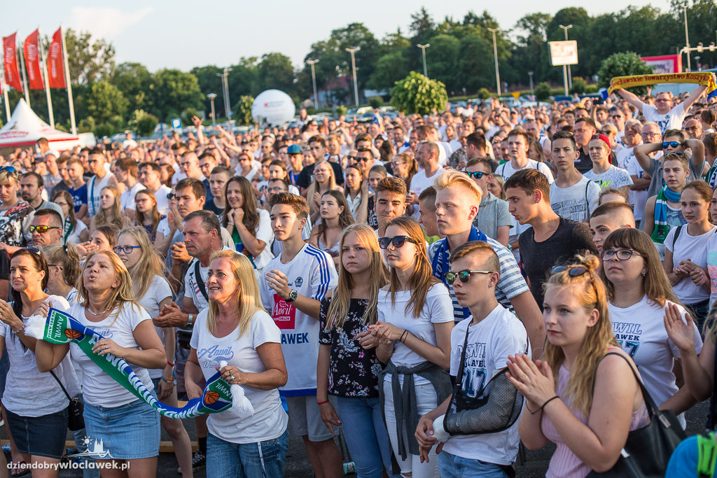 Feta kibiców w strefie przy Hali Mistrzów