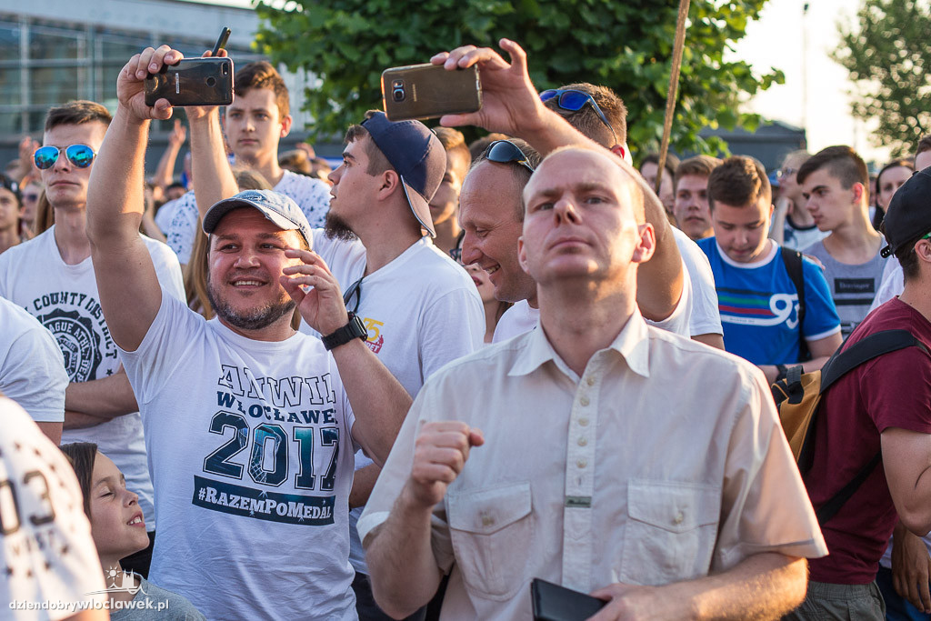 Feta kibiców w strefie przy Hali Mistrzów