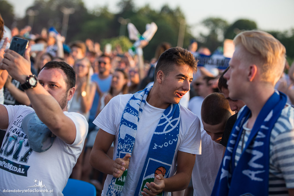 Feta kibiców w strefie przy Hali Mistrzów