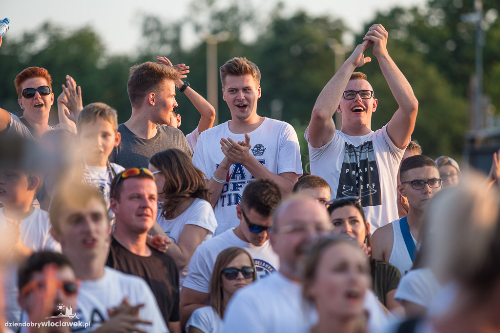 Feta kibiców w strefie przy Hali Mistrzów